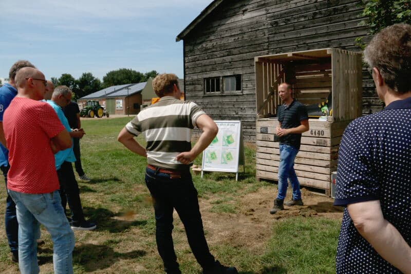 Terwijl de bezoekers aan de smart farming middag zich lieten bijpraten over de laatste ontwikkelingen, bleef het werk van de proefboerderij niet liggen. De wintergerstproeven voor CZAV zijn rijp en worden nu gedorst met een Deutz-Fahr-proefveldcombine.