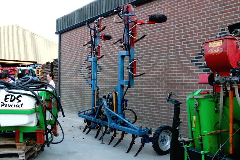 De bijeenkomst van de pootaardappelacademie is gecombineerd met een rondgang over het machinepark van Dekker-Haartsen. Een bijzondere machine is deze zelf gebouwde ruggenbemester van 9 meter breed, hier in opgeklapte staat voor vervoer over de weg.