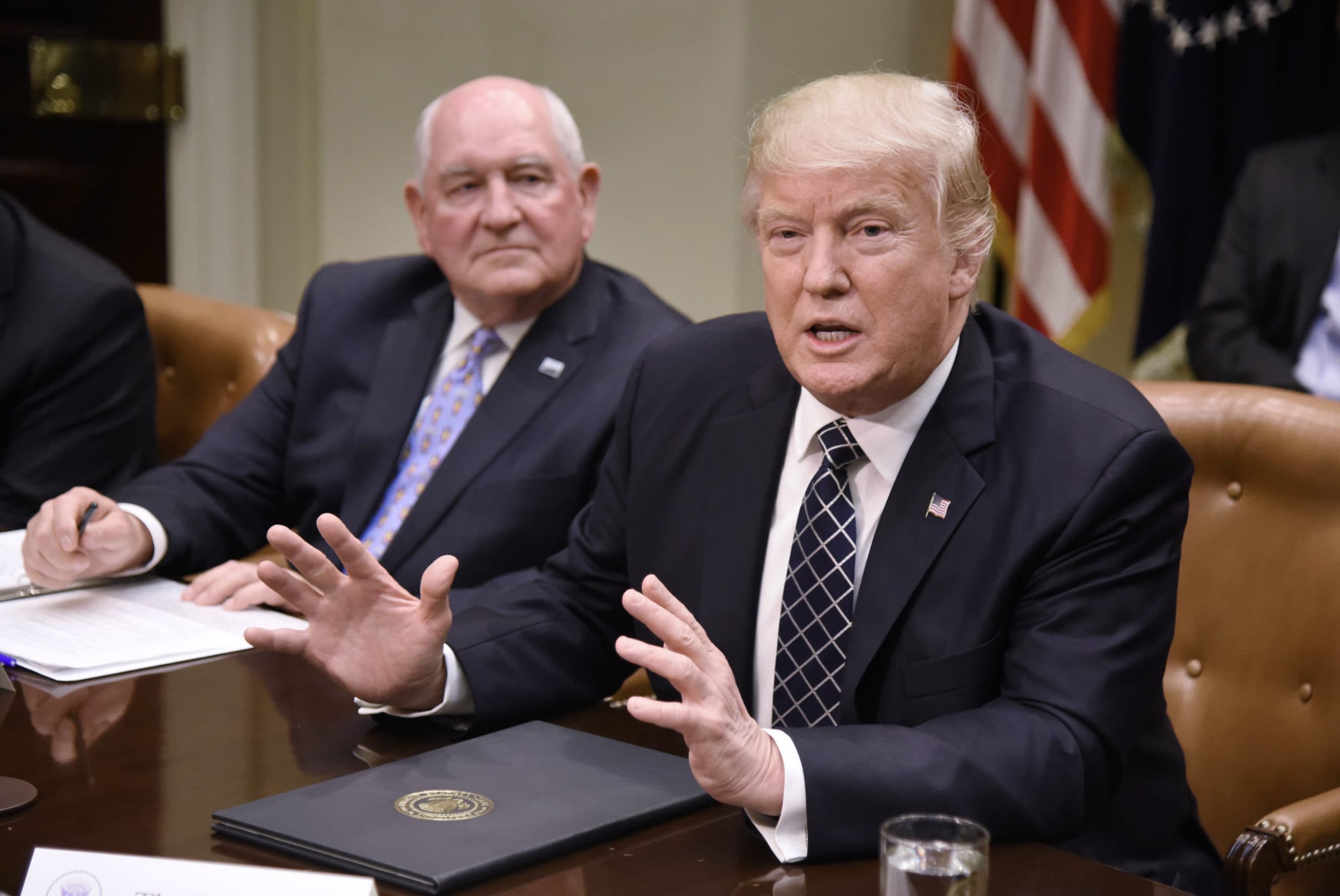 President Donald Trump en landbouwminister Sonny Perdue. - Foto: ANP
