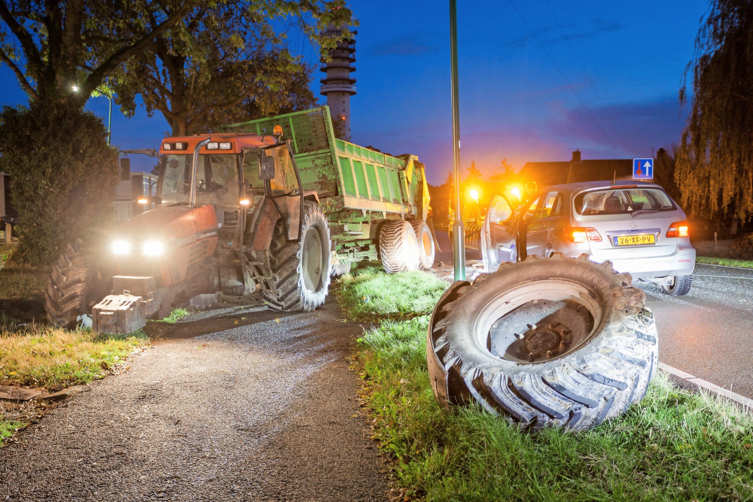 Een ongeval tussen een trekker en auto in 2016 in IJsselstein. De trekker kwam in botsing met de auto en raakte daarbij een wiel kwijt. Bij dit ongeval raakte wonder boven wonder niemand gewond. - Foto: Novum/Sem van der Wal