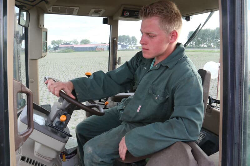 Ook Wilco Doeleman stipt aardappelopslag in zijn bieten. Hij maakt geen gebruik van kappenspuit, omdat je er naderhand toch nog doorheen moet om in de rij te stippen. Omdat er niet zoveel staat, kun je net zo goed alles in één keer meenemen.