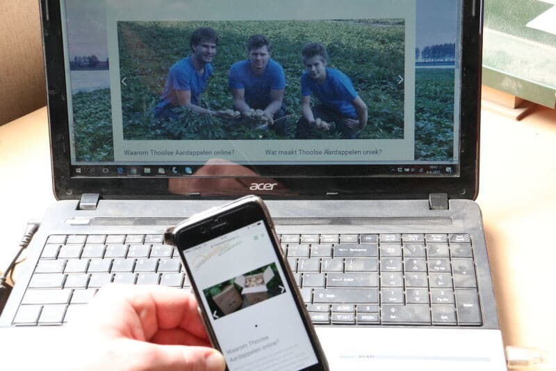 Om minder afhankelijk te zijn van de reguliere handel startte Martien Gunter een webhandel op. Hier toont hij een doos waarin de aardappelen geleverd worden.