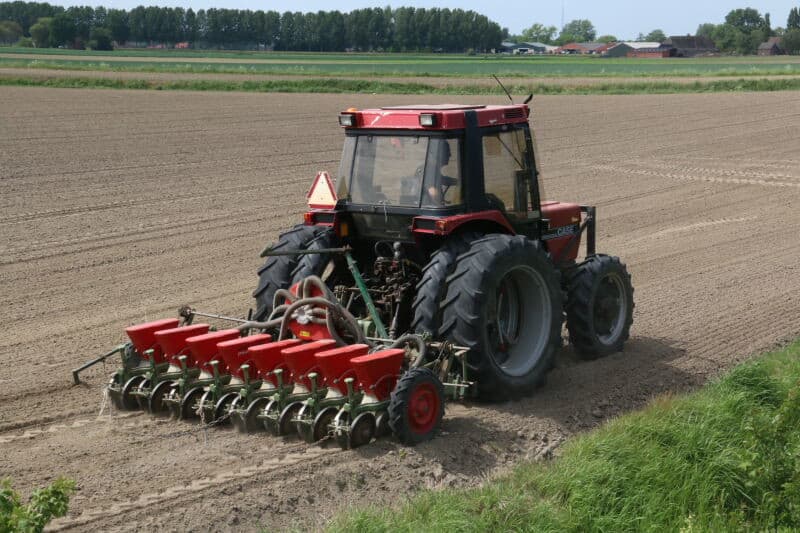 In Zeeuws-Vlaanderen komt met de hogere temperaturen het zaaien van bruine bonen goed op gang. Bob Dhondt in Biervliet maakt de eerste zaaironde. - Foto's: Anton Dingemanse