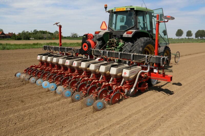 Voor Buijsse verhuist naar het volgende perceel, vult hij eerst nog de zaaimachine.