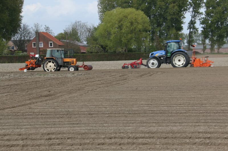 Om de bodem te sparen zet Dekker voor alle werkzaamheden de meest passende mechanisatie in. Voor het lichte zaaiwerk gebruikt hij een Renault 6512 LS van 40PK. Voor het bewerken van de grond en het frezen van de ruggen in een werkgang gebruikt de loonwerker een New-Holland 6020 van 140 PK op dubbellucht.