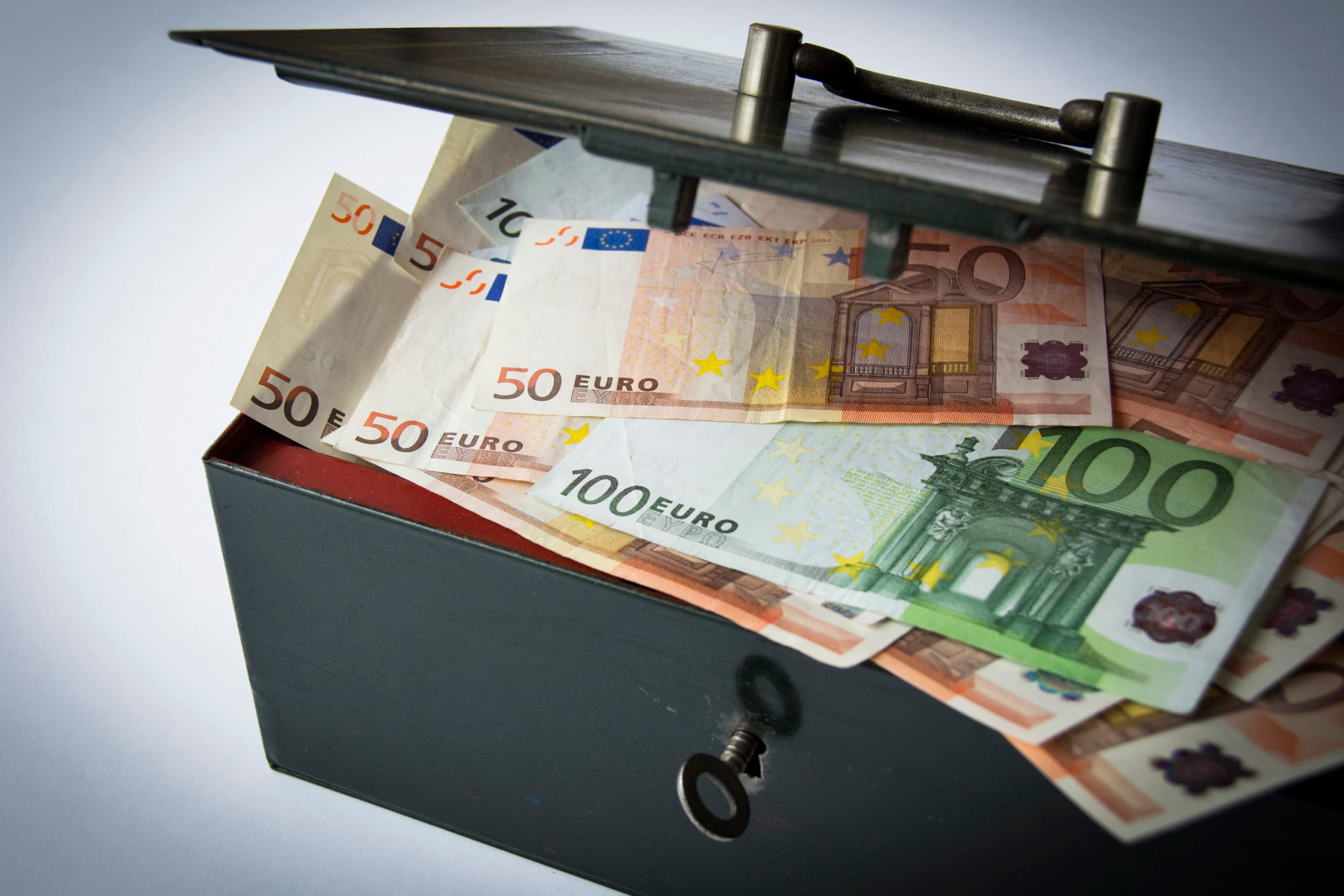 1899-12-30 00:00:00 DEN HAAG - ILLUSTRATIE Bezuiniging. Een geldkist met geld. ANP XTRA LEX VAN LIESHOUT