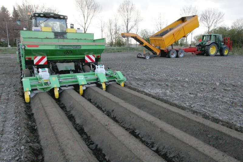 Deze lepels staan zo afgesteld, dat ze niet gelijktijdig dammetjes opwerpen.