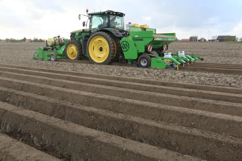 Op dit 16 hectare grote perceel wordt Markies geteeld. Een dag voor het planten werd met sleepslang bemest.