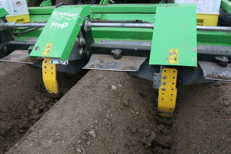 Het systeem achter de pootmachine legt kleine dammetjes tussen de ruggen.