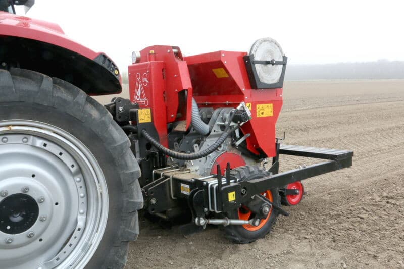 Op Agrarisch Innovatie en Kenniscentrum Rusthoeve wordt hard gewerkt om de verschillende UIKC-demo's en -proeven in de grond te krijgen. Naast de zaaiuien liggen er ook demo's van tweedejaars plantuien, uitgebreid met demo's van verschillende precisieplantmachines. Hier wordt met de Kramer Broch proplanter een demo precisieplanten van plantuien aangelegd. - Foto's: Anton Dingemanse