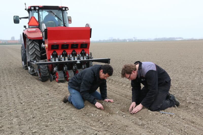 Deze pneumatische Kramer Broch is van Spaanse oorsprong en ontwikkeld voor het planten van knoflook. Kramer Mechanisatie uit Bant heeft deze machine aangepast voor het planten van plantuien. Het bijzondere van deze machine is dat de plantuitjes tegen een plantschijf worden gezogen, vergelijkbaar met zaad tegen een zaaischijf.