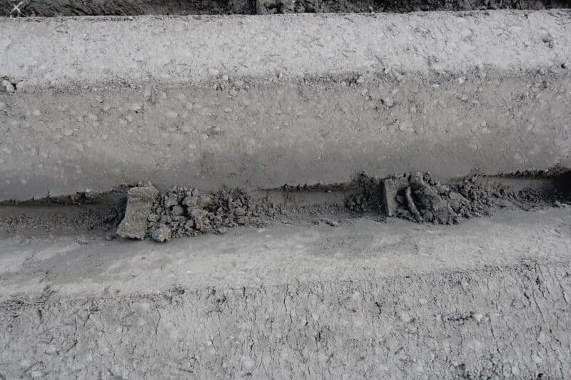De dammetjes worden gelegd door lepels die tussen de ruggen wat grond ophalen.