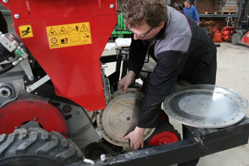Bij het planten komen de uitjes op de trilplaten. Door het trillen komen de uitjes op een lopend bandje naast elke trilplaat. Met een geleiding wordt de breedte van de band ingesteld.