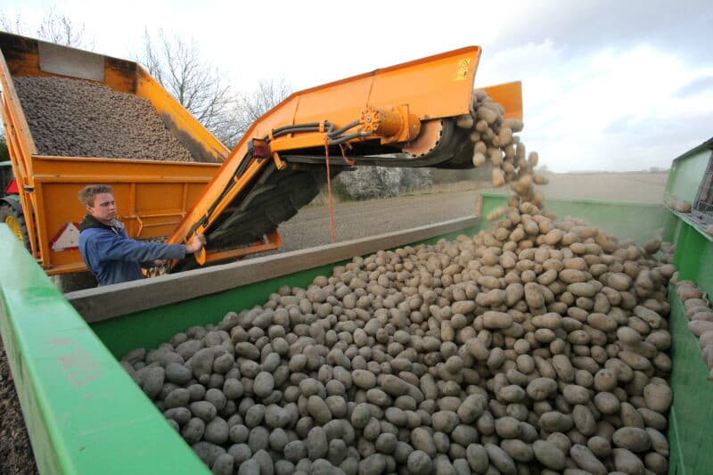 Medewerker Colin Zuidweg vult de plantbak voor de volgende omgang. De lengte van het perceel is zodanig, dat met een volle plantbak een omgang kan worden geplant.