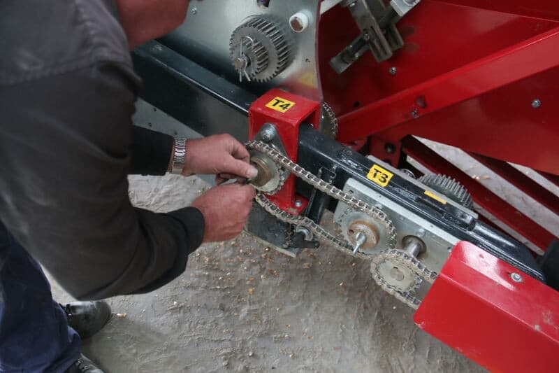 De maat 14-21 is geplant en de machine moet worden aangepast voor de maat 10-14. Een medewerker wisselt de plantschijven om.