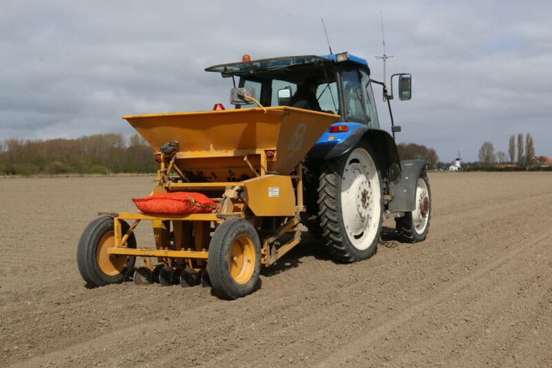 Een medewerker zet aan de hand van een codering de aangegeven tandraden op de juiste plaats.