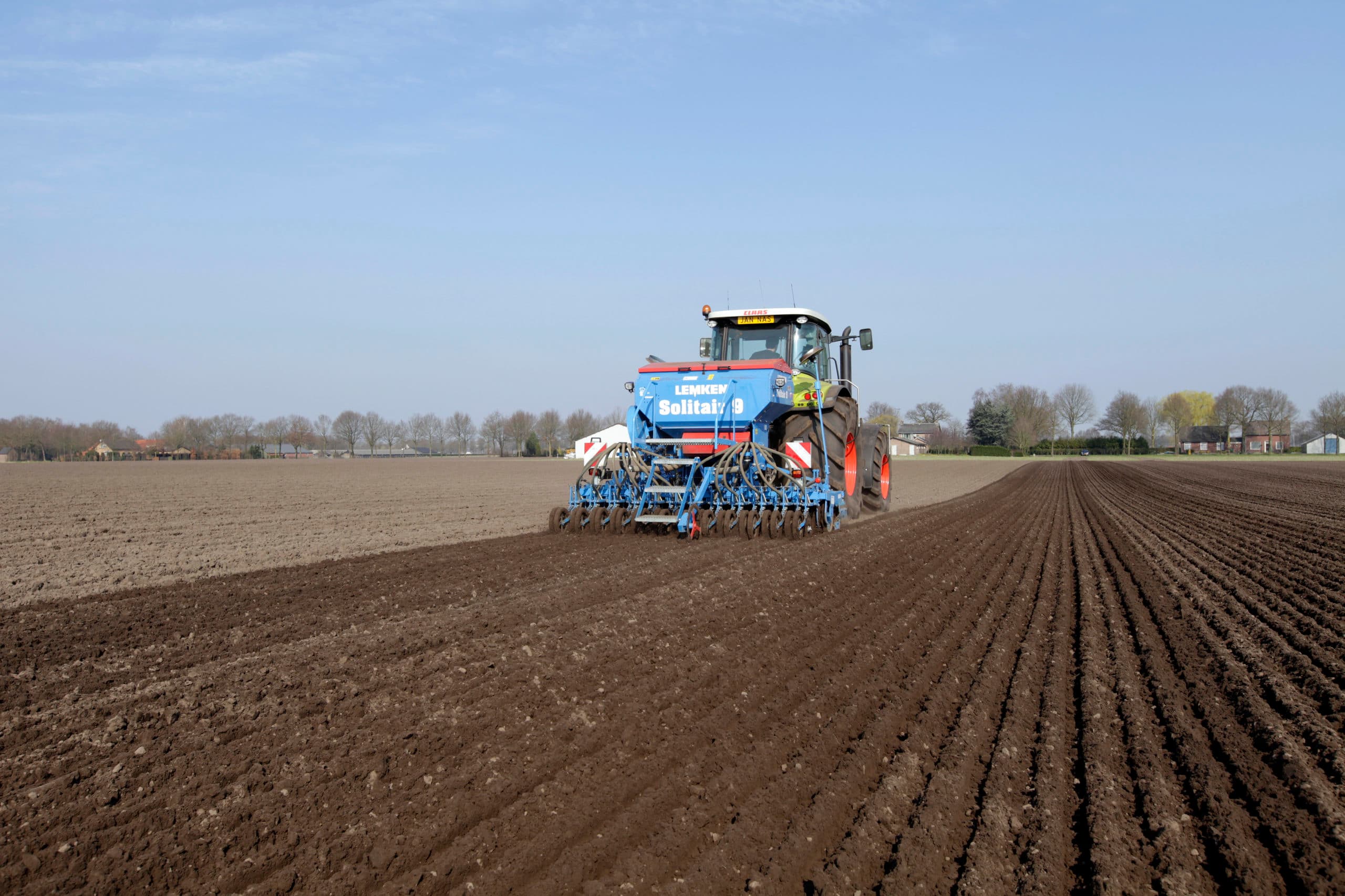 Zaaien van conservenerwten. De contractprijs voor industriegroenten gaat dit jaar omhoog. - Foto: Henk Riswick