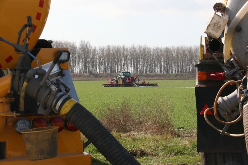 Door de zachte grond maken de schijven mooie sleuven waar de mest goed ingaat. Maar doordat de bodem nog veel vocht bevat, zal de mest wat minder snel in de bodem opgenomen worden.