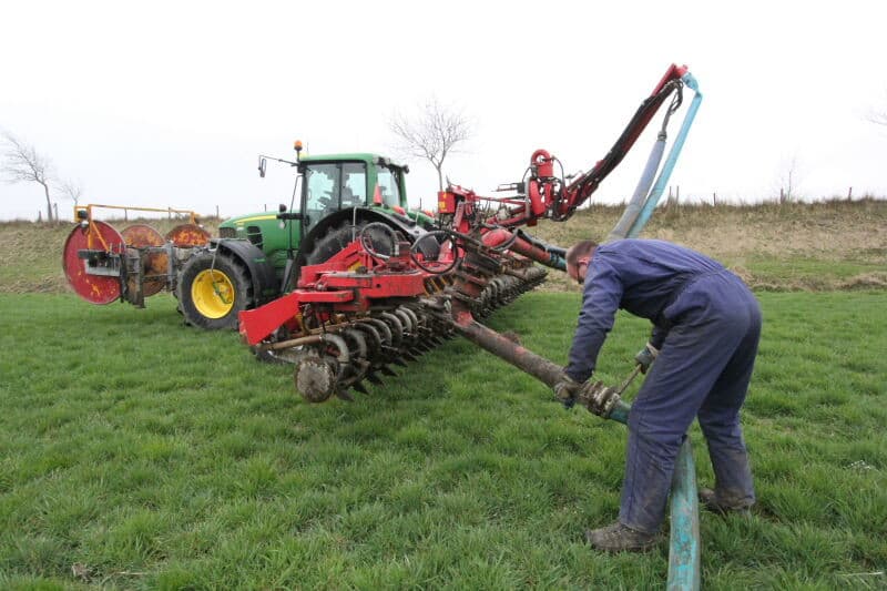 Omdat hij de grond niet te veel wil belasten, heeft hij zijn historische MF 35FX voorzien van kooiwielen en de PZ-strooier van stal gehaald.