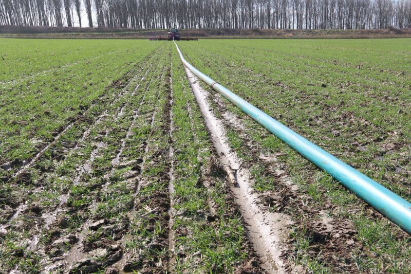 De wagen is bijna leeg en het laatste beetje wordt nog geladen, waarna een nieuwe vracht wordt gehaald.