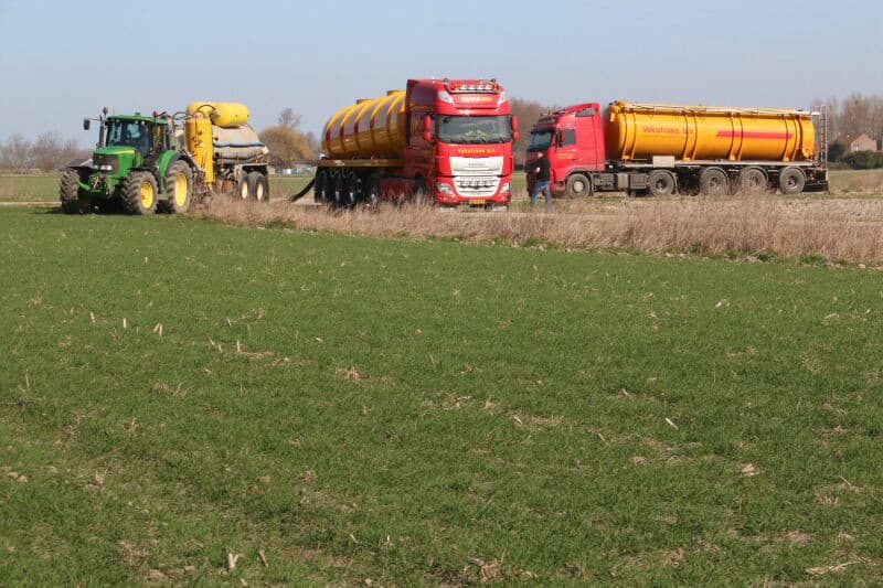 Peter Noteboom uit Wolphaartsdijk geeft een perceel wintertarwe vloeibare Urean met zwavel.