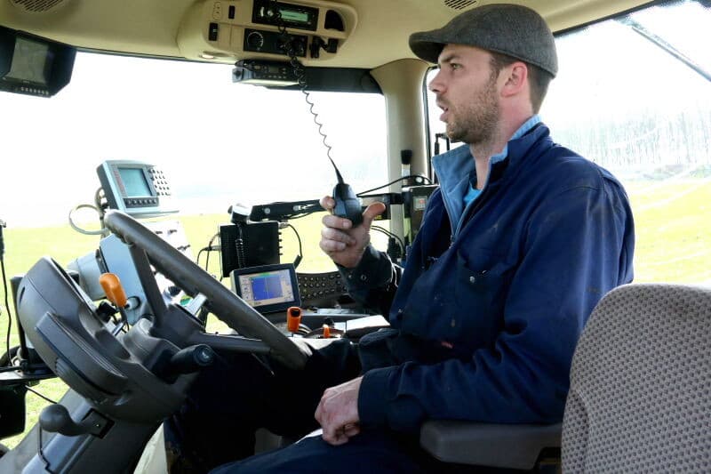 Inmiddels is de slang aan de pompwagen aangesloten. Chauffeur Ronald Noordermeer maakt de aansluiting naar de put. Van der Louw verdunt zelf zijn mest, zodat de bemester vlot kan uitrijden.