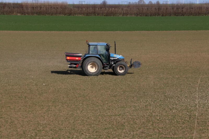 Een dag eerder werd een perceel grasland bij akkerbouwer-veehouder Van der Louw in Kats bemest. De bemester en pompwagen zijn bij de mestput gearriveerd.