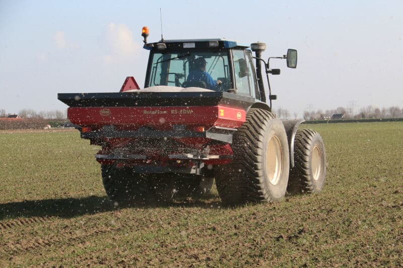 Dat niet veel meer dan de bovenste centimeters droog zijn, laat het spoor van de sleepslang duidelijk zien.