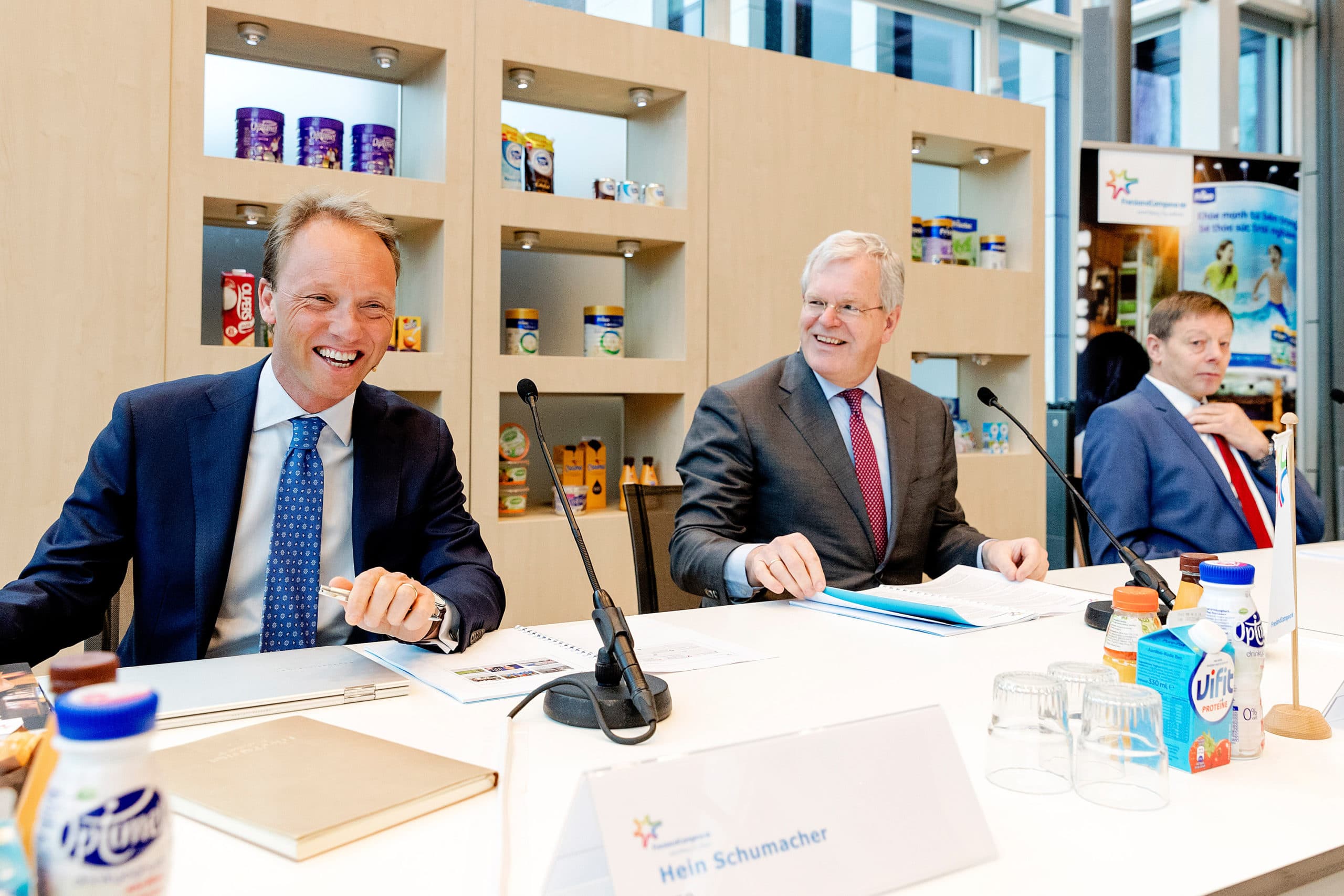 CFO Hein Schumacher, CEO Roelof Joosten en coöperatievoorzitter Roelof Joosten tijdens de presentatie van de jaarcijfers 2016. - Foto: ANP