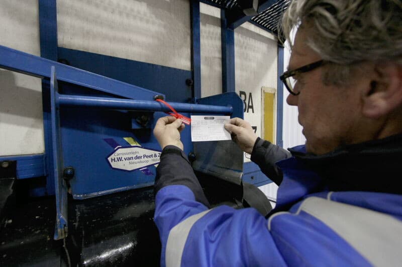 Later komt Gijs Gunnewijk van de KMWP erbij, en worden gezamenlijk de bonnen en certificaten in orde gemaakt.