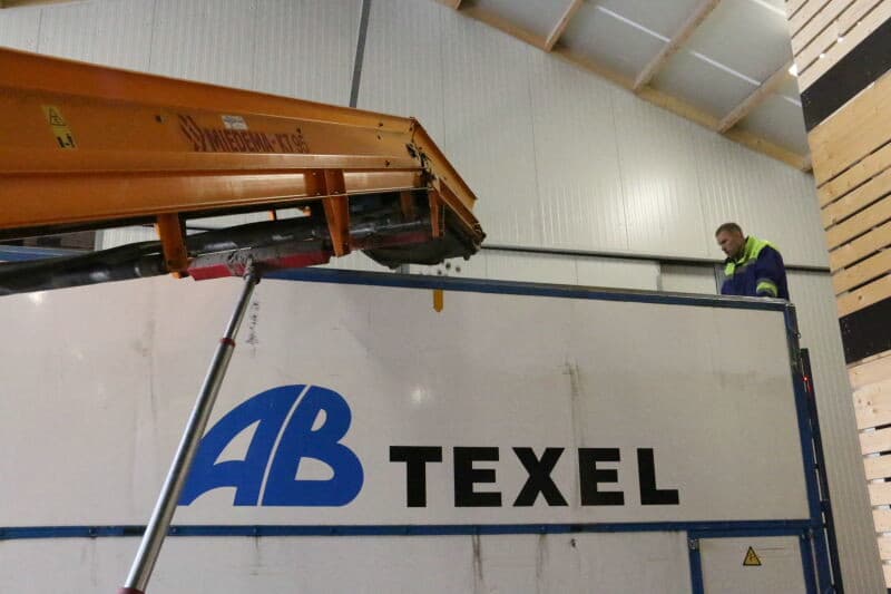 Omdat het hier een bulklading met buitenlandse bestemming betreft, wordt het gesealde labelcertificaat na het laden aan de vrachtwagen bevestigd. Er kan alleen gelost worden als dit zegel wordt verbroken.