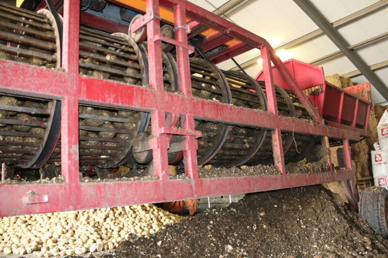 Om een stabiele lading te krijgen houdt de chauffeur van de vrachtauto controle op het laden en verzet zo nodig de vrachtwagen.