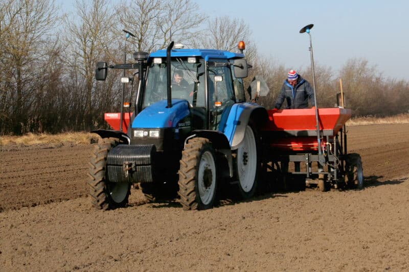 En Den Boer, hij ploegde voort. Na het ploegen wordt het perceel met de rotoreg bewerkt en kan er geplant worden. Op dit perceel doet Bevelander een proef met een Wifo-trilplaatplantmachine.