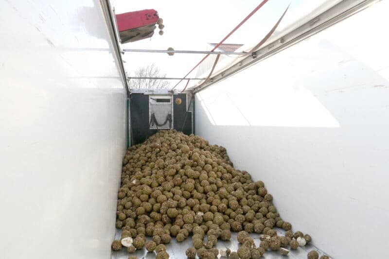 Alles wat in gebruik en in beweging is, vertoont slijtage. Zo ook hier: een spijl van de trommel was losgeraakt. Een lasapparaat en een kundige hand boden uitkomst. Na een kwartiertje kon het werk weer worden hervat.