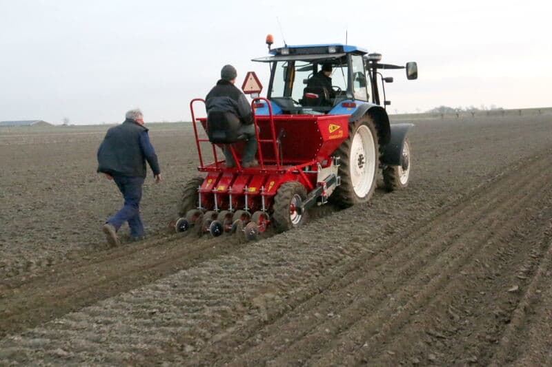 Hier geeft Bevelander aan Joeran en Aart-Jan den Boer uitleg over de instelmogelijkheden van de machine. De afstelling is niet computergestuurd, maar mechanisch.