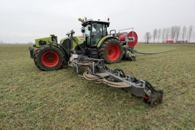 Een detail van het ploegwerk laat zien dat de toch wat zware grond al mooi uit elkaar valt. Over ongeveer 2,5 maand wordt de mais gezaaid. Tijd genoeg om de grond te laten verweren.