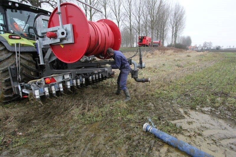 1 februari, de eerste dag dat weer mest mag worden uitgereden op akkerland. De animo bij de akkerbouwers is mede doordat het land nat is, nog niet heel groot. Wel bij veehouders waar de mestkelders vol raken. Loonbedrijf de Koster uit het Zeeuwse 's-Heer Hendrikskinderen is deze eerste februari begonnen om de eerste percelen te bemesten. - Foto's: Anton Dingemanse