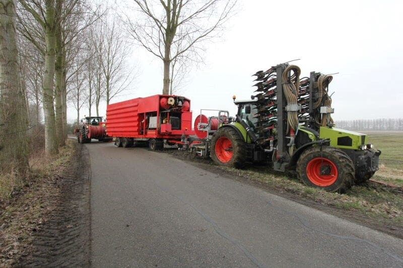 Op dit perceel komt mais voor Peter Vermue, een melkveehouder waarmee ik wel vaker een perceel ruil voor een goede vruchtwisseling. Dit jaar heb ik van hem een vergelijkbaar perceel waar ik uien ga telen , aldus Dees.