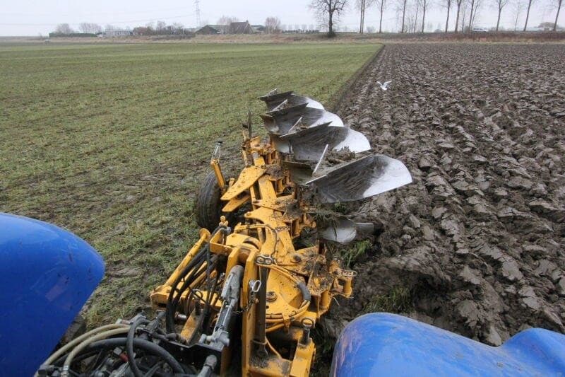 Nog dezelfde dag is Christiaan Dees het net bemeste 5 hectare grote perceel gaan ploegen.