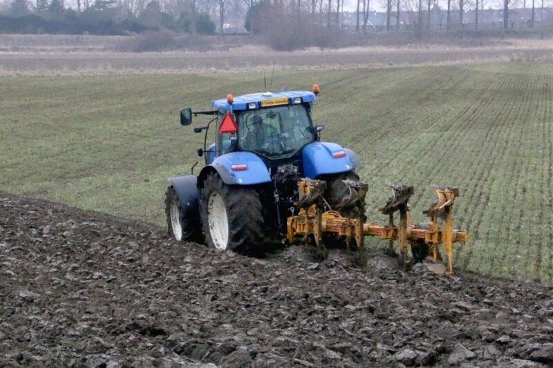 De lagedrukbanden staan in het veld op 0,5 bar. Dit is het spoor van de 75 centimeter brede voorband. Alleen het profiel laat een indruk achter in deze toch wel natte bodem.