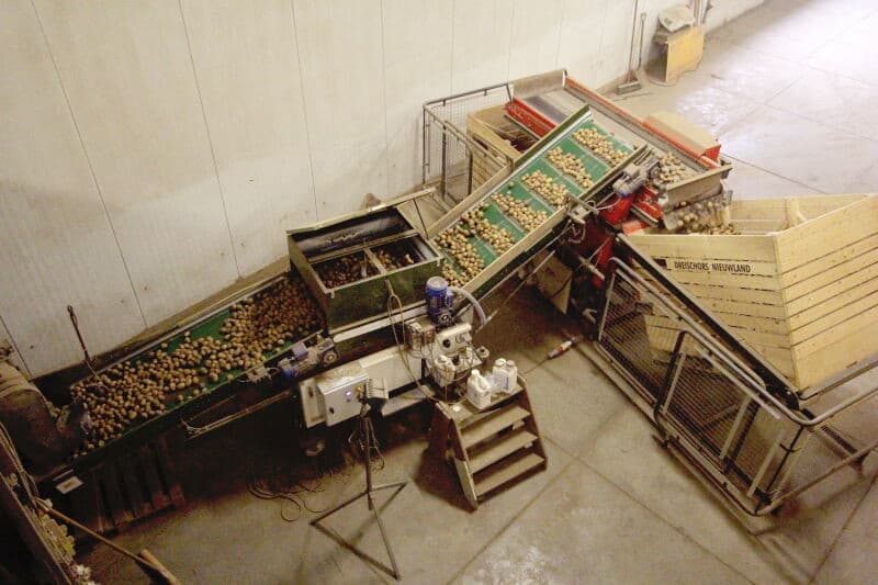 Een halfautomatische opzak- en palettiseerinrichting wordt ingezet wanneer de afnemer dat wenst. Een deel gaat weg in big bags.