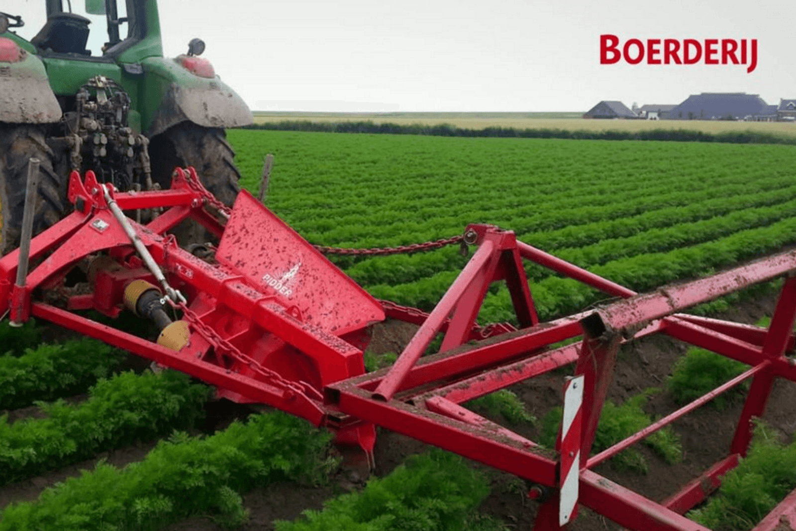 De dijkjesdrukker van akkerbouwer Jan Brands maakt het mogelijk dwars op de aardappelruggen te greppelfrezen waarbij gootjes open blijven. - Beeld: Theo Galama