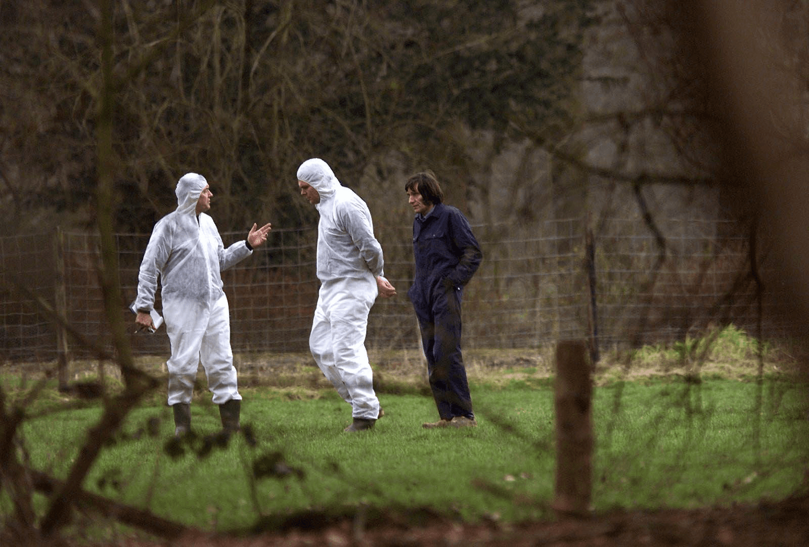 Een rundveehouder in gesprek met mensen van de RVV.<em><br />Foto: ANP</em>
