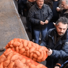 Griekse boeren verkopen aardappelen op straat