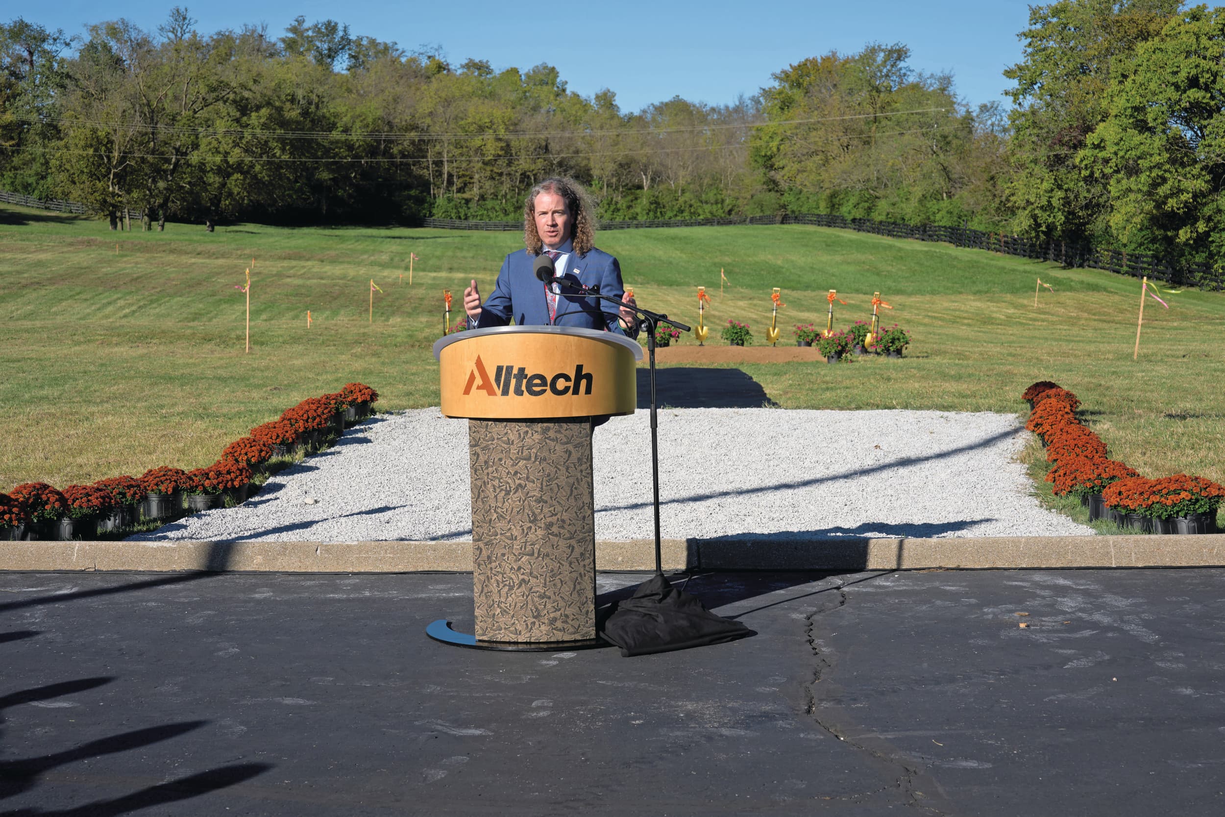 Mark Lyons, CEO bij Alltech, bij de start van de bouw van de nieuwe fabriek. Foto: Alltech