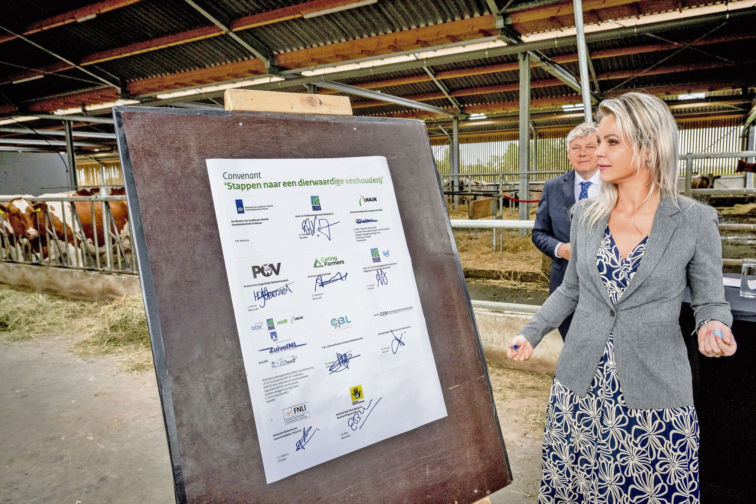 Demissionair minister Femke Wiersma (Landbouw, Visserij, Voedselzekerheid en Natuur) heeft het Convenant dierwaardige veehouderij getekend. Foto: ANP