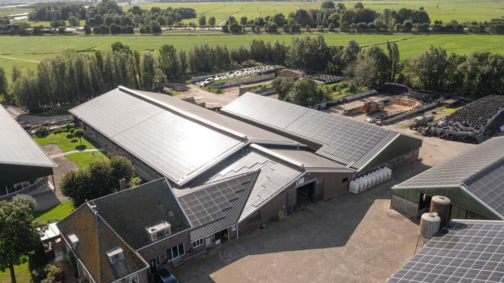 Zonnepanelen op stal.