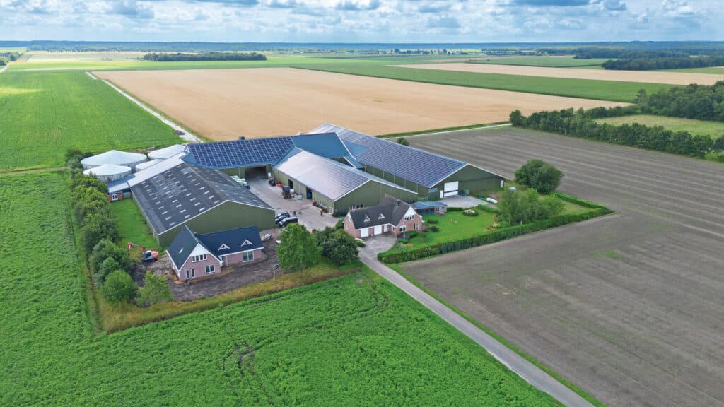 Het bedrijf vanuit de lucht gezien. Van de 660 hectare is 300 hectare voor TBM pootgoed, zetmeel- en fritesaardappelen. Daarnaast telen ze rode bieten, voeder- en suikerbieten, rode en gele uien, granen en mais.