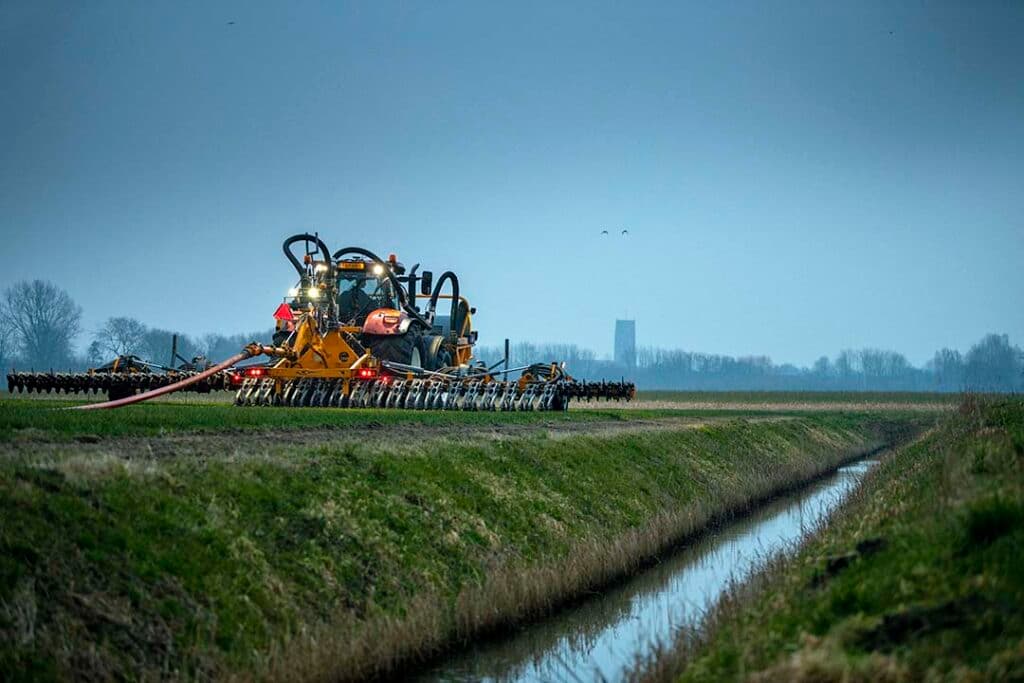 Huidige afbeelding: Vorig jaar moest voor het eerst rekening worden gehouden met de nieuwe bemestingsvrije bufferstroken langs sloten. RVO verwacht in februari kaarten te hebben met hoe breed de bufferstroken moeten zijn. - Foto: Mark Pasveer
