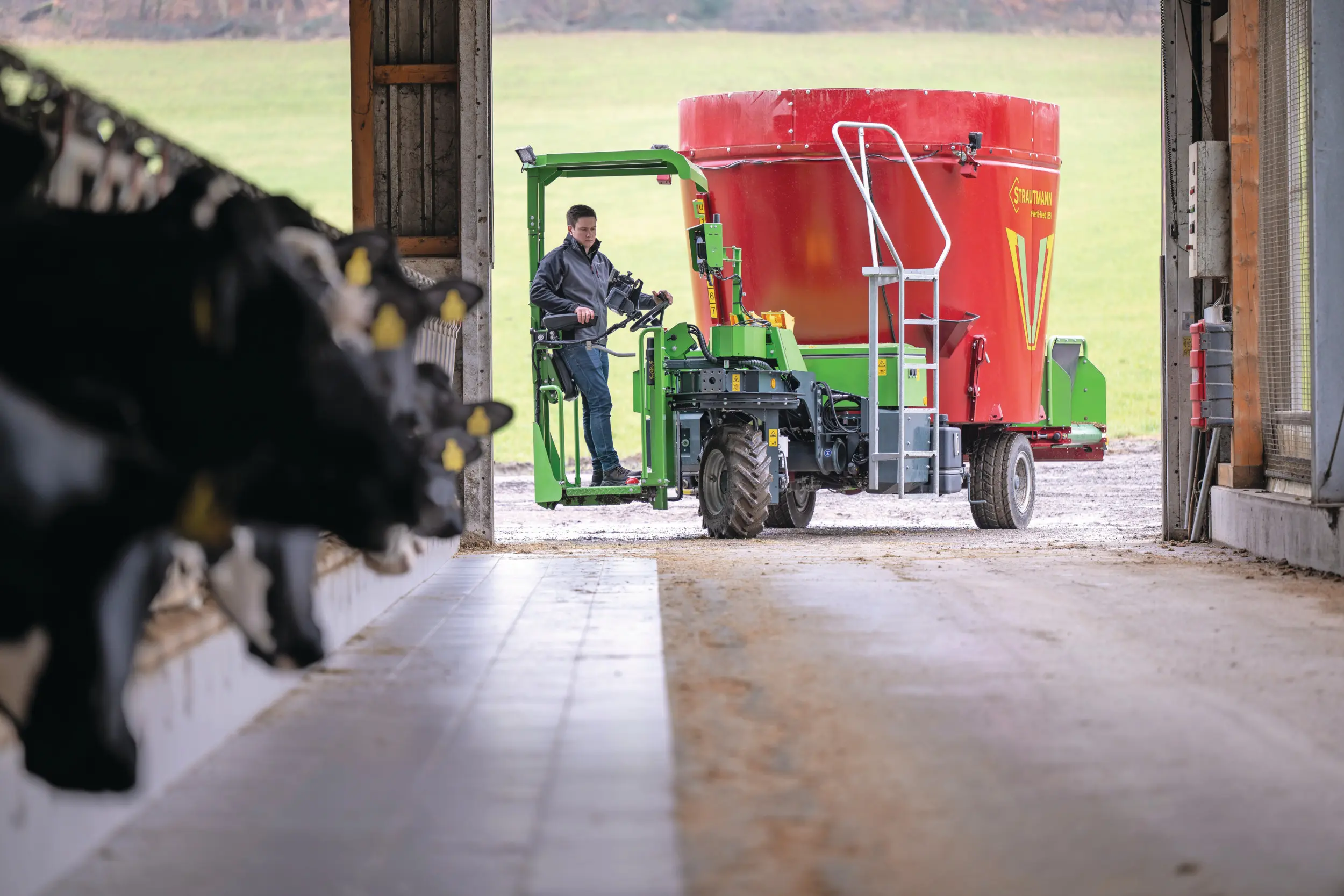 Met de Strautmann eVerti-Feed zit je niet vast aan een stroomkabel. Zo voer je ook in meerdere stallen makkelijk elektrisch. Foto's: Michel Velderman